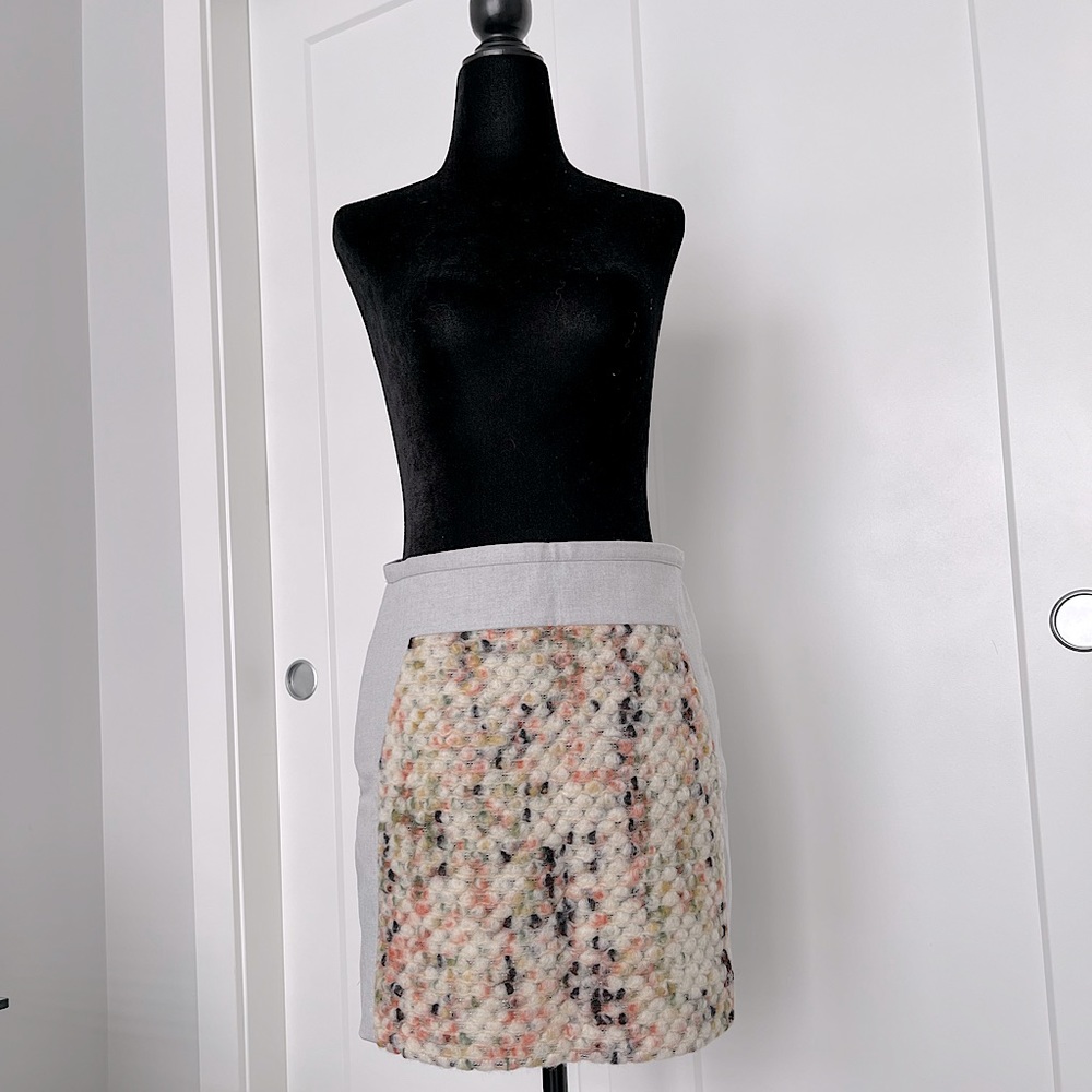 4𝒇𝒐𝒓$50 BANANA REPUBLIC pencil skirt gray with fron pattern Size6P